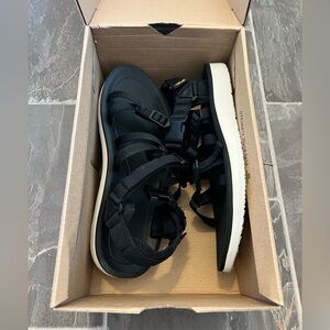 *New in Box* Woman’s Size 9 Teva Alp Premier Black Adjustable Sandals